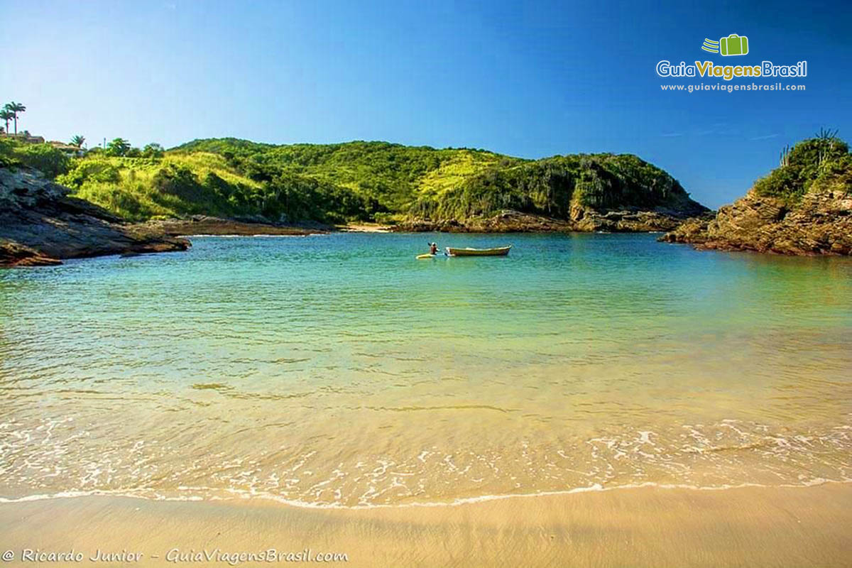 Imagem das águas transparentes da Praia Ferradurinha, em Búzios.