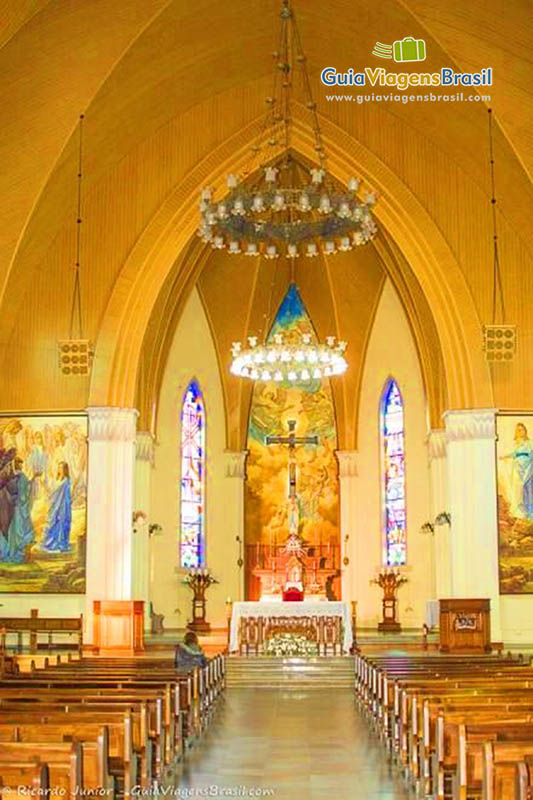 Imagem do corredor e do altar da linda Igreja Matriz Nossa Senhora Lourdes.