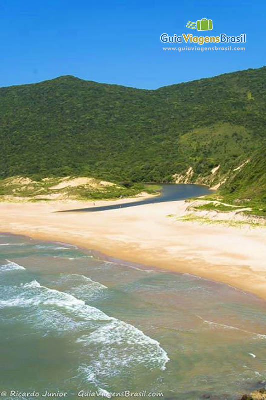 Imagem do alto das pedras da Praia Lagoinha do Leste.