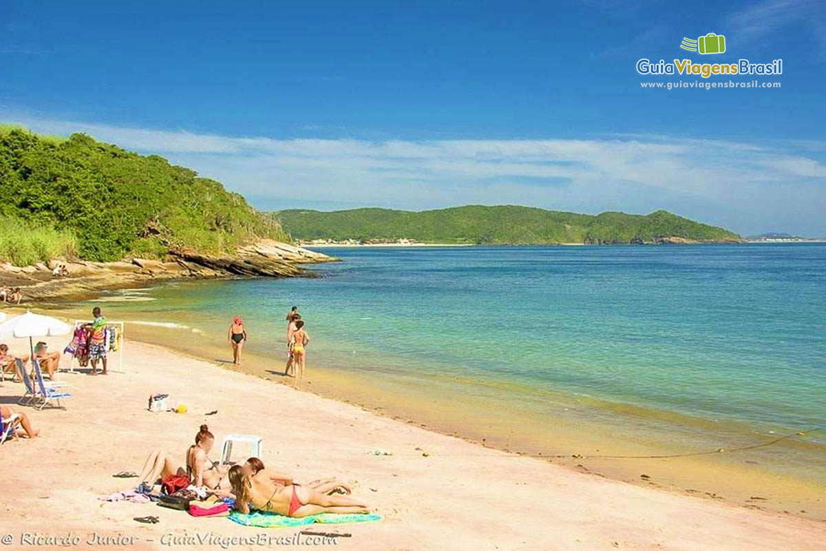 Imagem de amigas conversando nas areias da Praia Azeda.