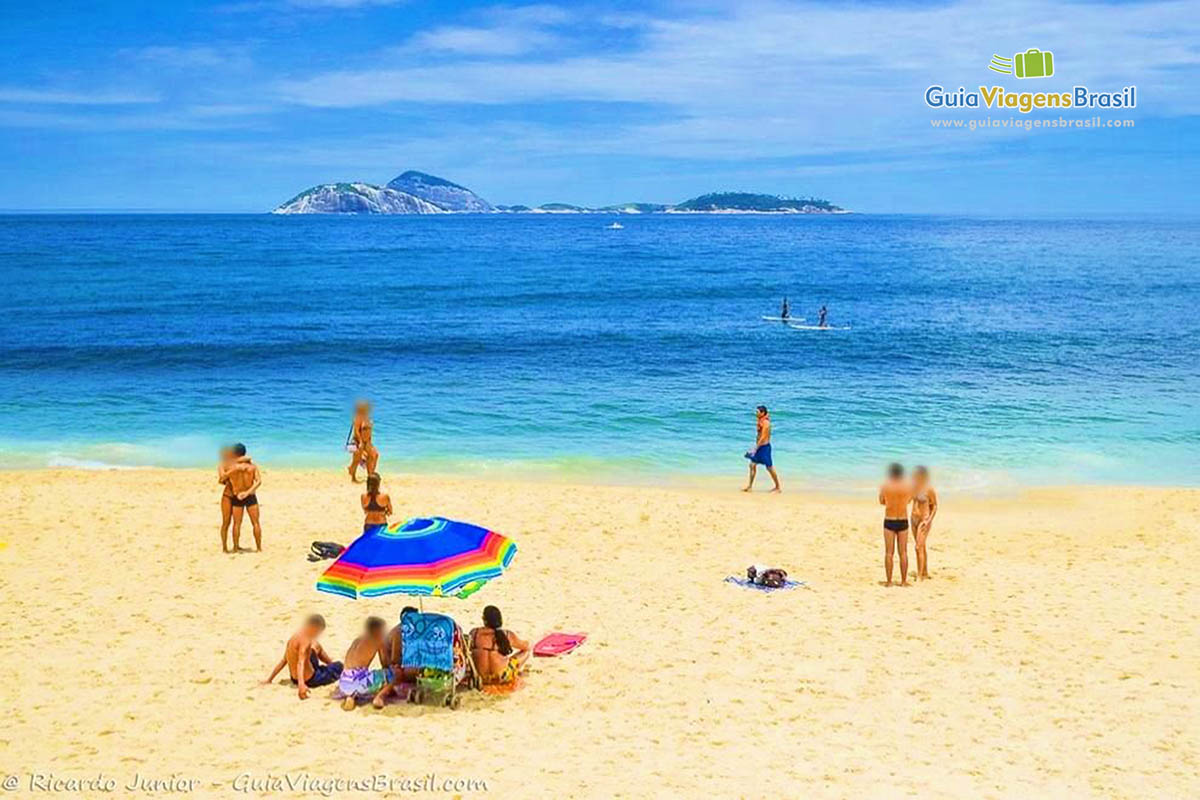 Imagem de amigos nas areias da Praia do Leblon.