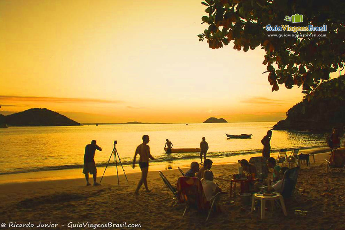 Imagem de amigos se divertindo em um belo fim de tarde na Praia de João Fernandinho.