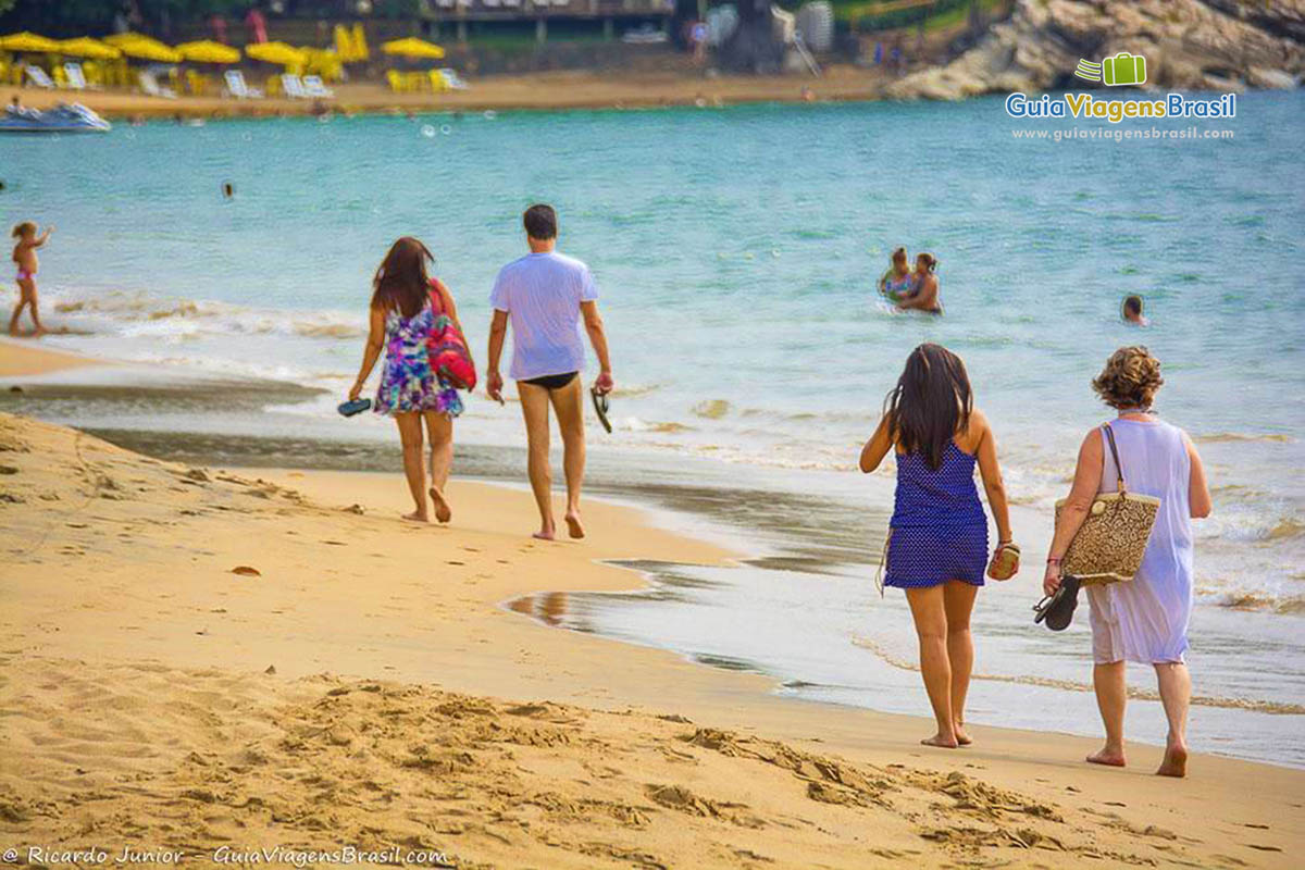 Imagem de amigos andando na beira da Praia do Curral.