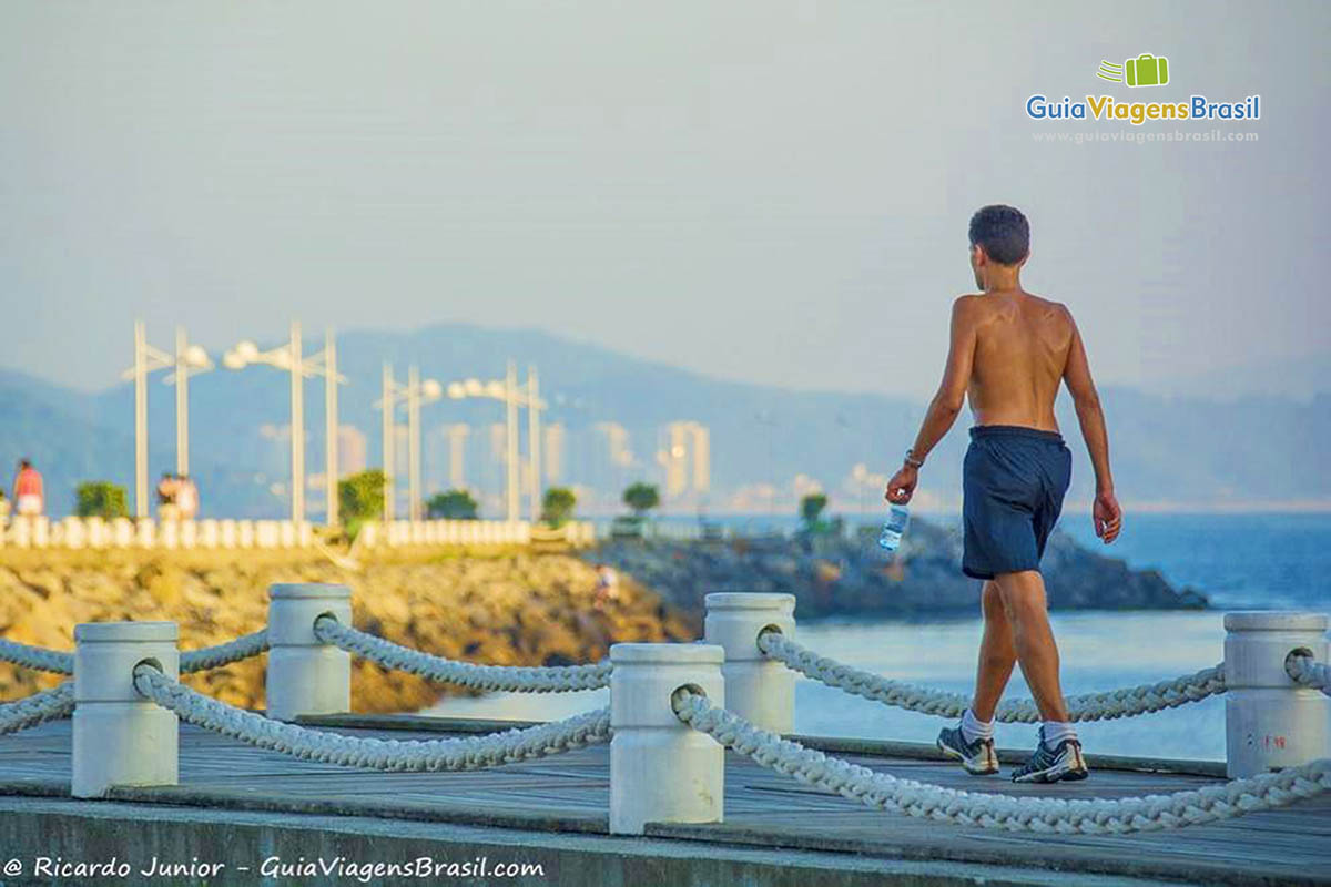 Imagem de uma moço se exercitando em um fim de tarde em Balneário Camboriú.