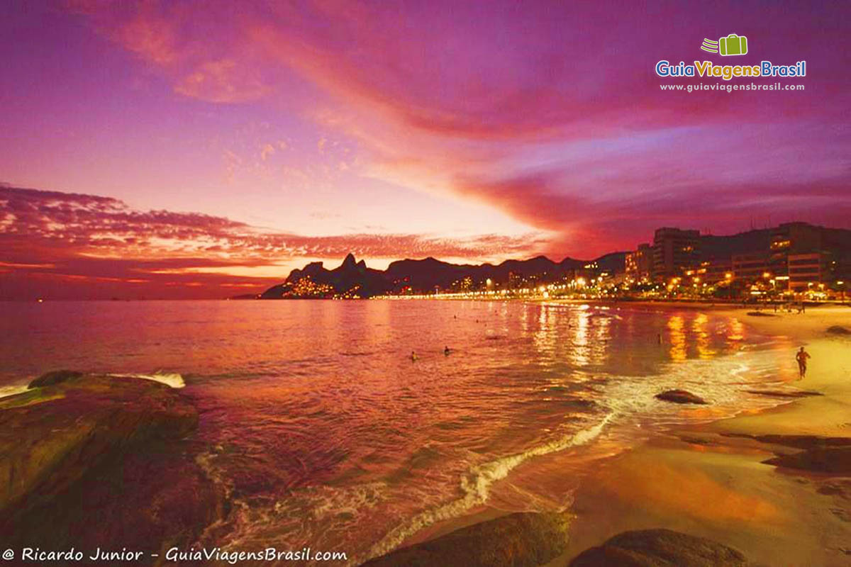 Imagem de um belíssimo anoitecer na famosa Praia Arpoador.