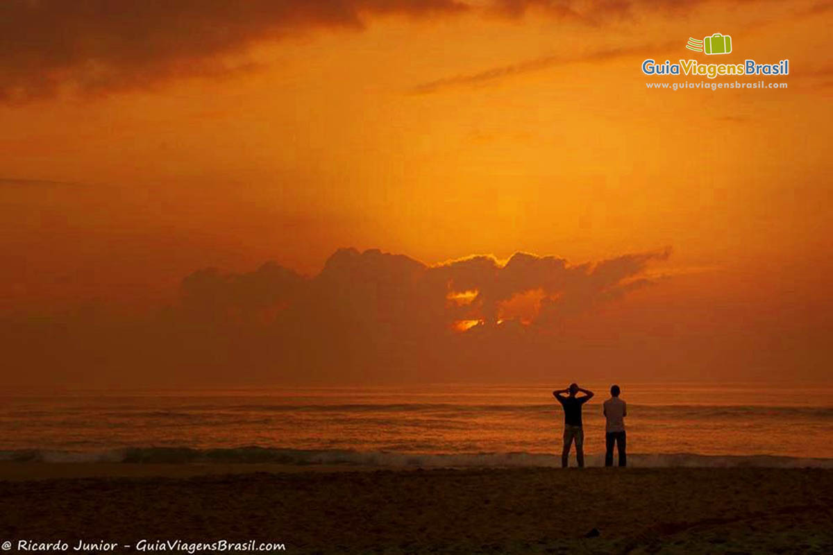 Imagem de lindo anoitecer na Praia Brava.