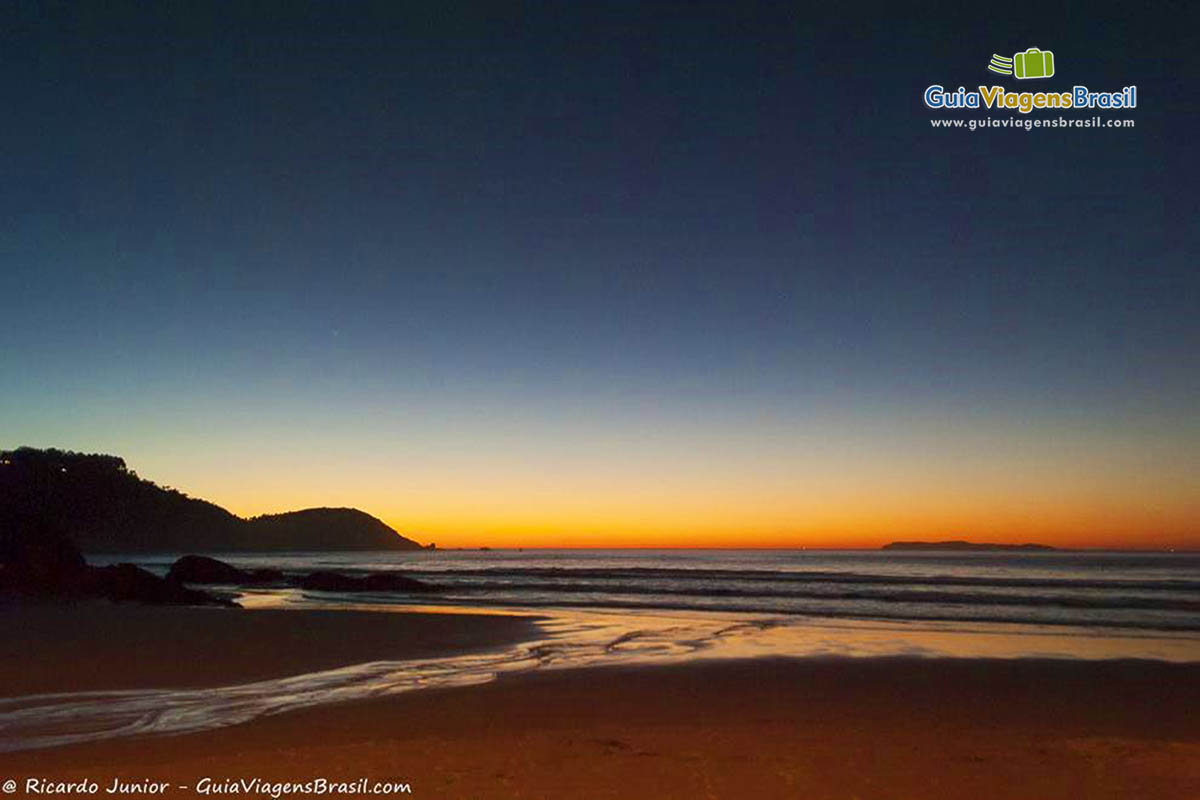 Imagem de um maravilhoso anoitecer na Praia Mariscal.