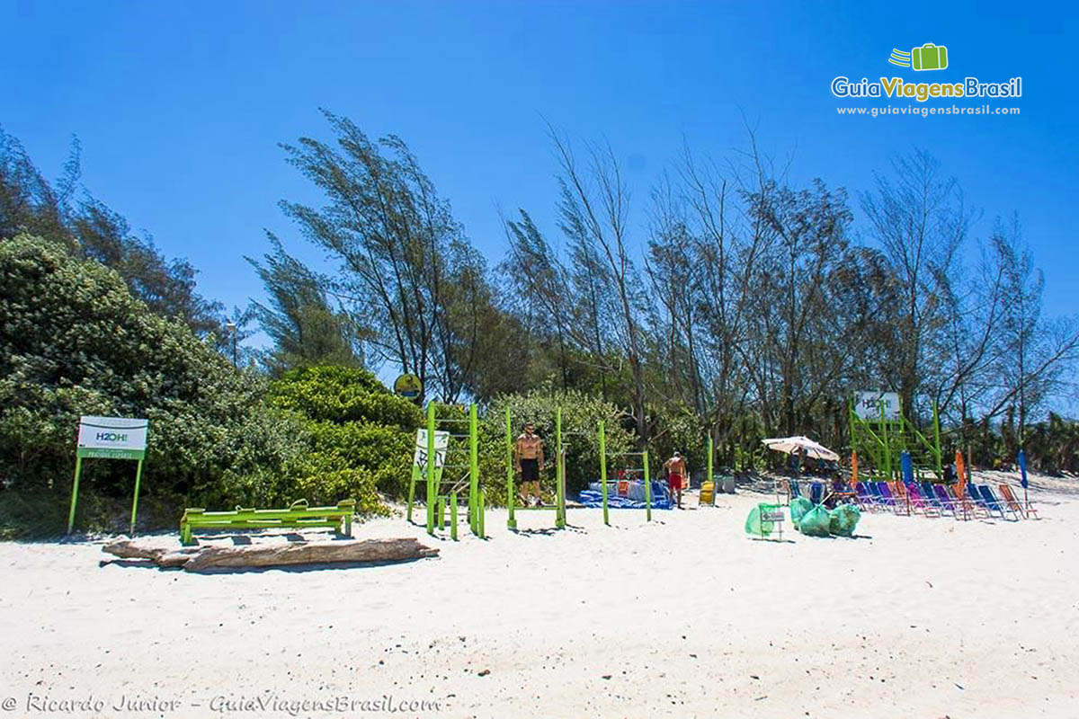 Imagem de aparelhos de exercícios na Praia Campeche.