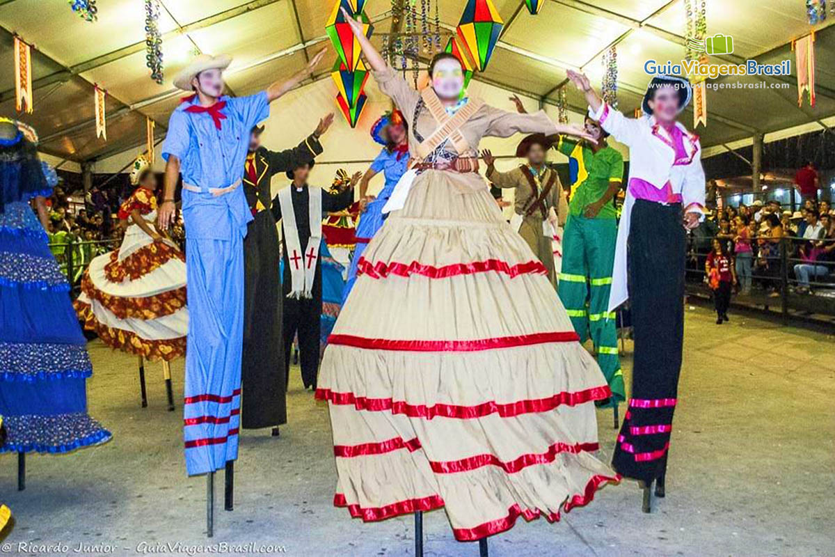 Imagem da apresentação da dança em pernas de pau.