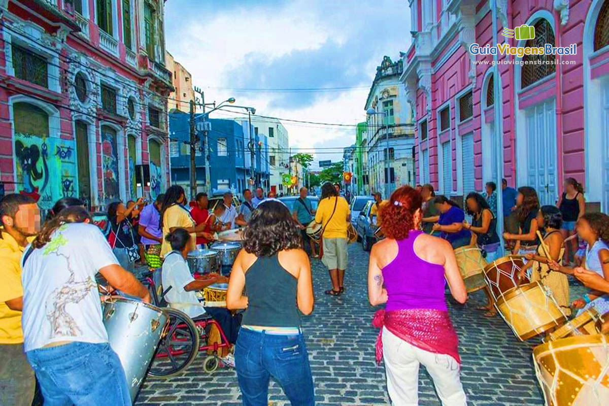 Apresentações de Maracatu acontecem com frequência pelas ruas do Recife Antigo.