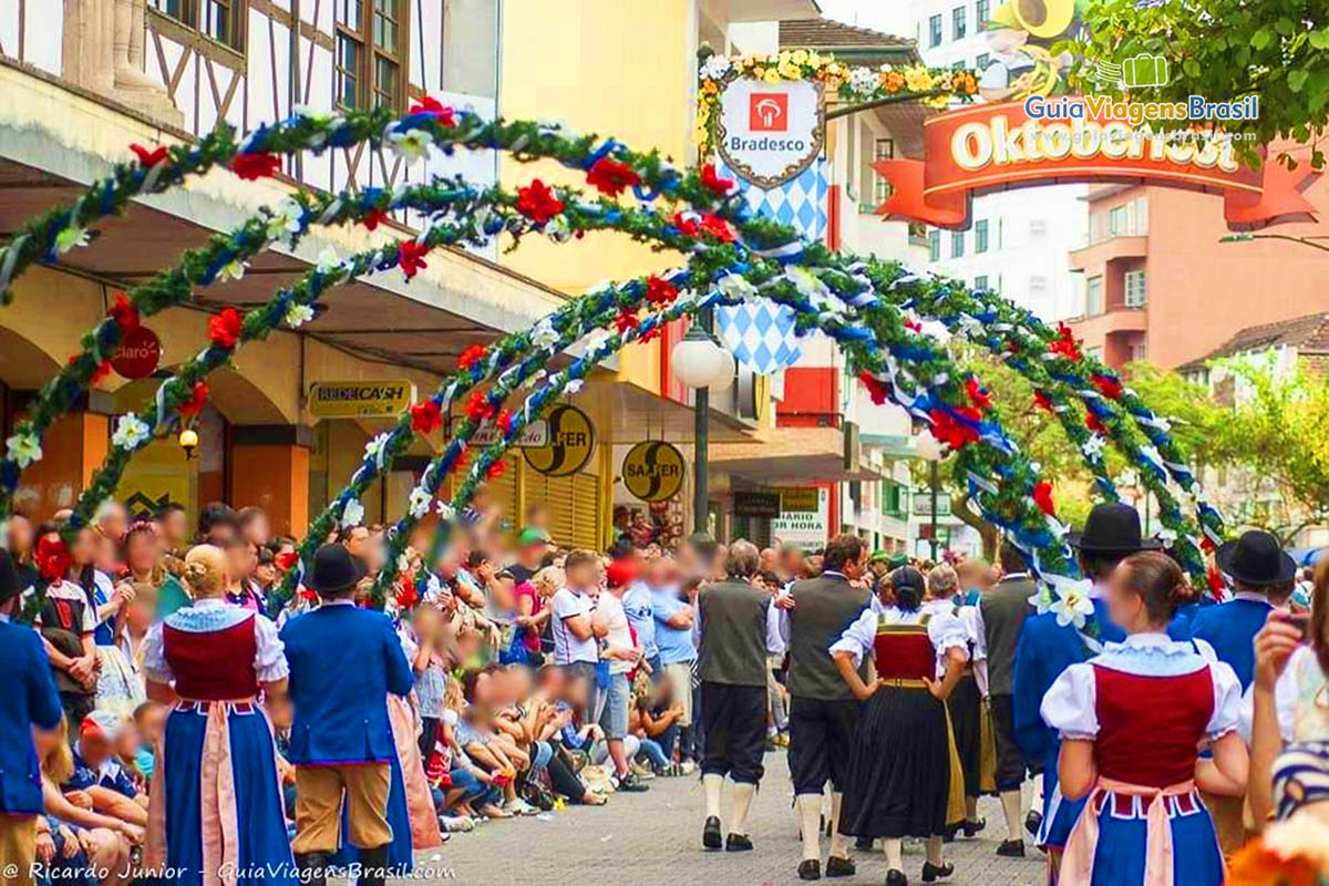 Imagem de arcos floridos no desfile.