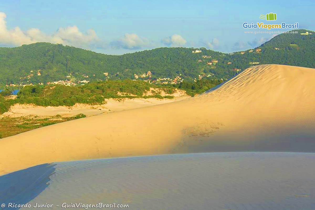 Imagem das areias brancas das Dunas da Joaquina.