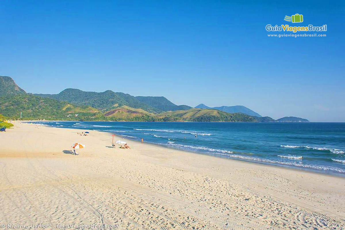 Imagem das areias claras, branquinhas da Praia Maresias.