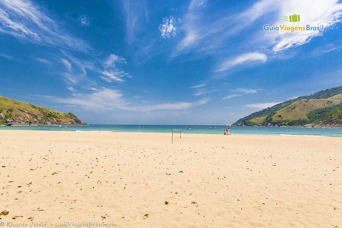 Imagem de areia branca da belíssima praia.