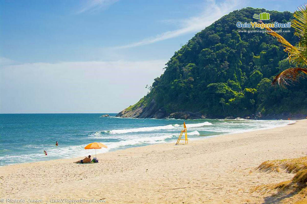 Imagem das areias claras da Praia Jureia em São Sebastião.