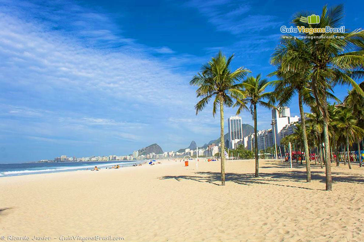 Imagem das areias brancas da Praia Leme.