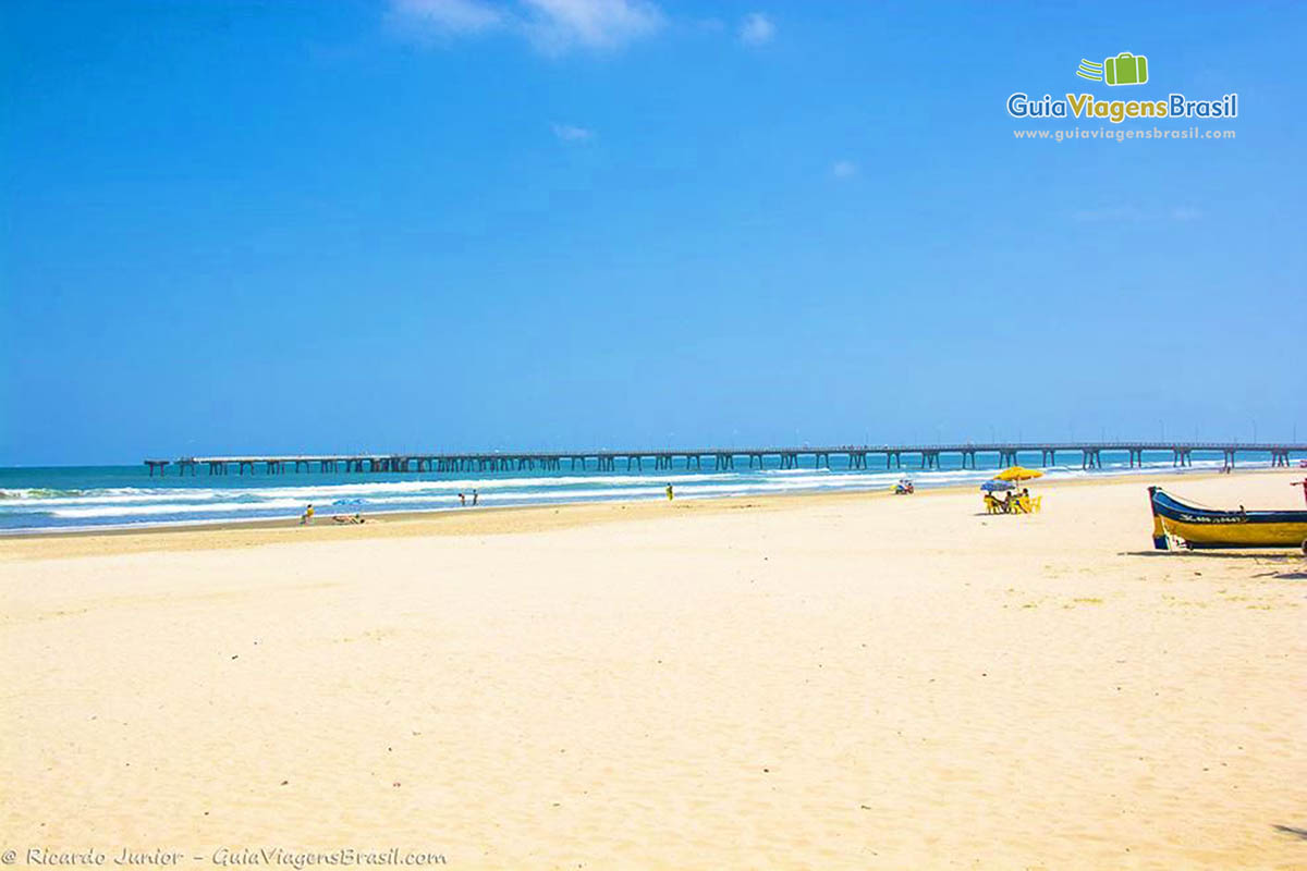 Imagem das areias claras da Praia de Mongaguá,