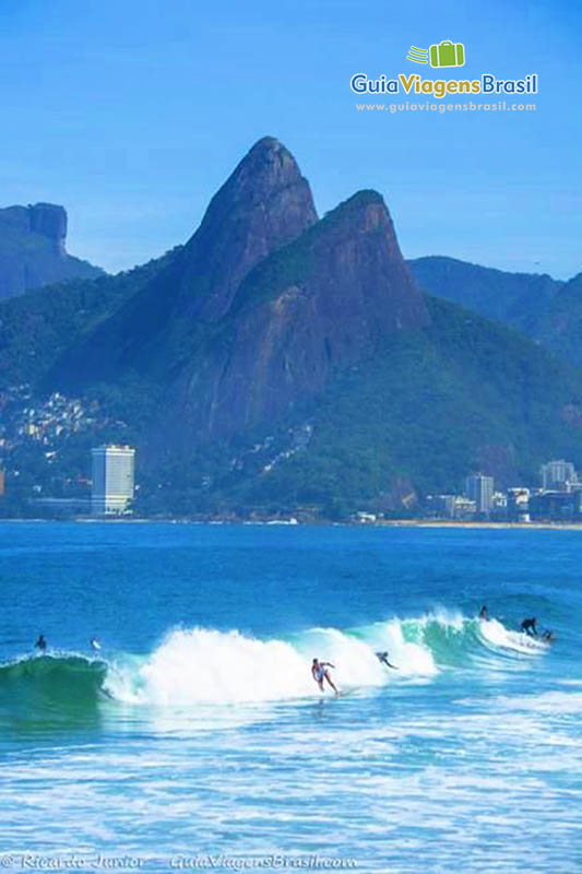 Imagem de belas ondas no Arpoador.