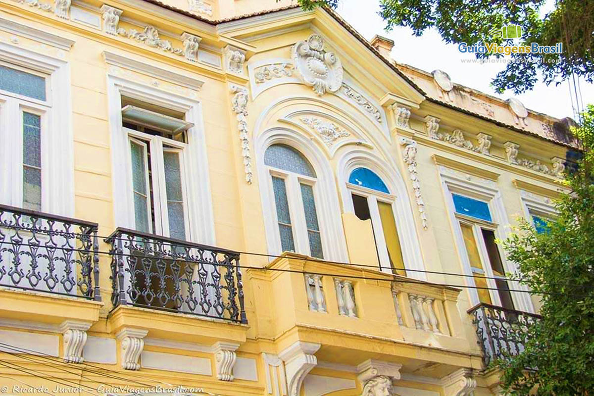 Imagem dos detalhes da arquitetura dos casarões de Santa Tereza.