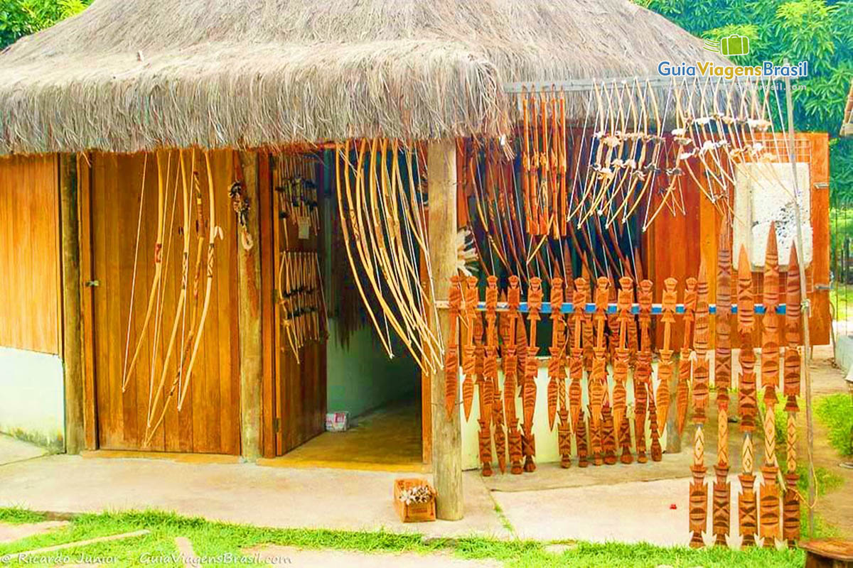 Imagem de artesanato do índios na Praia de Coroa Vermelha.