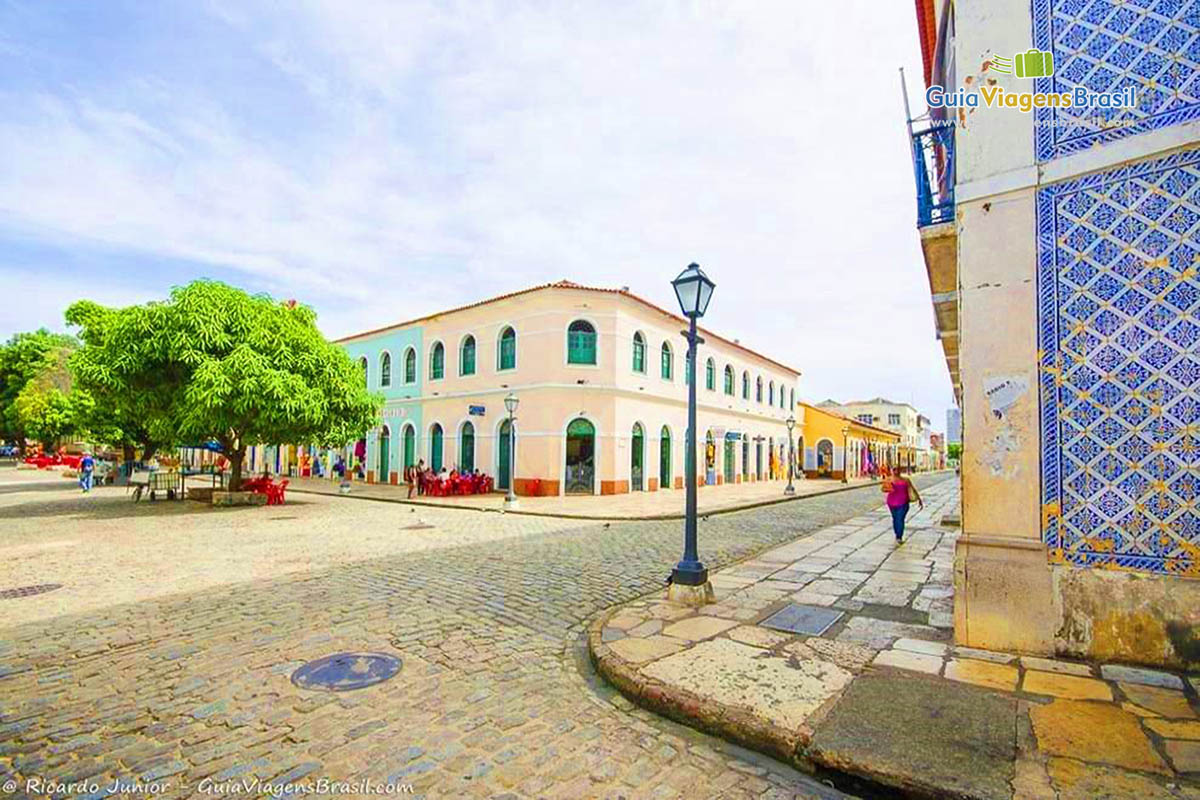 Imagem de árvore na Praça do Centro Histórico em São Luís.