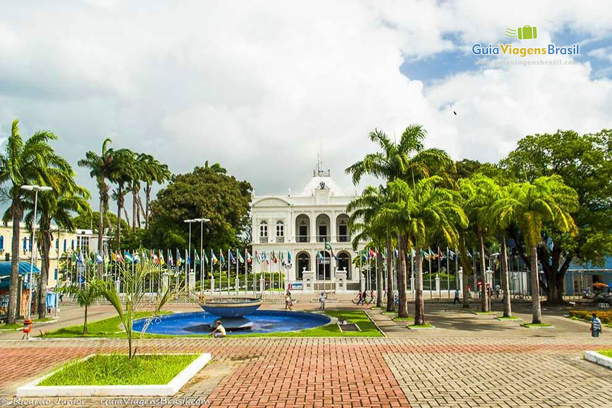 Imagem da linda construção da Assembléia Legislativa Estadual de Maceió.