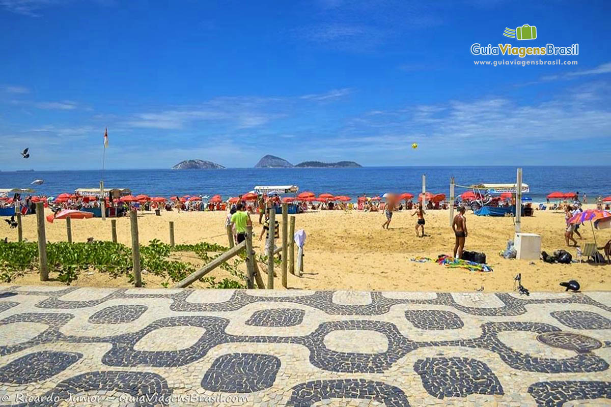 Imagem da badalada e bela Praia de Ipanema.