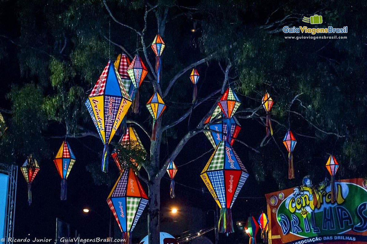 Imagem de lindos balões na decoração da festa em Caruaru
