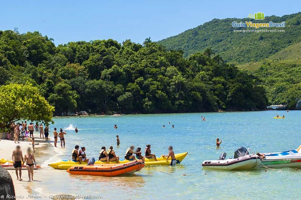 Imagem de turistas no banana boat na Ilha de Porto Belo.