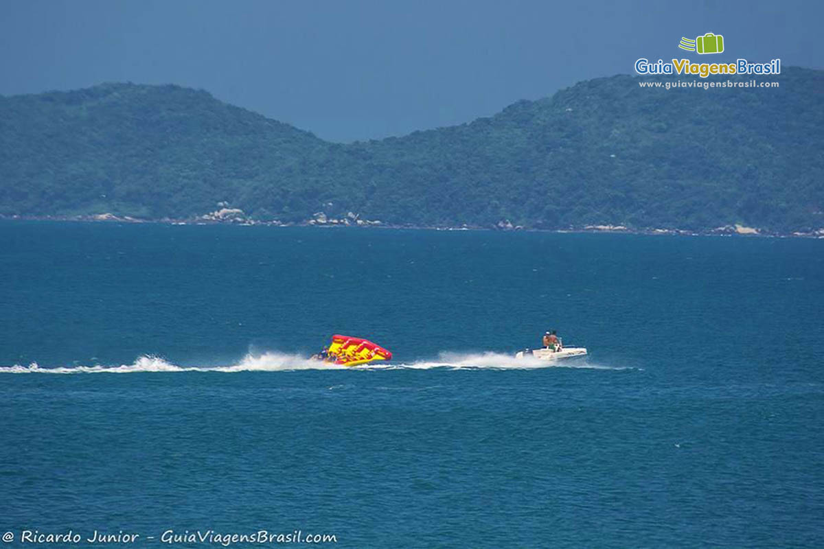 Imagem banana boat no mar da Praia Quatro Ilhas.