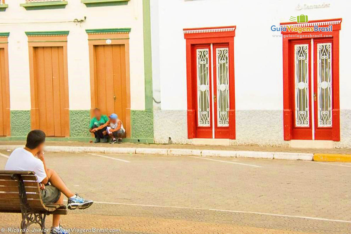 Imagem de turista sentado no banco da praça.