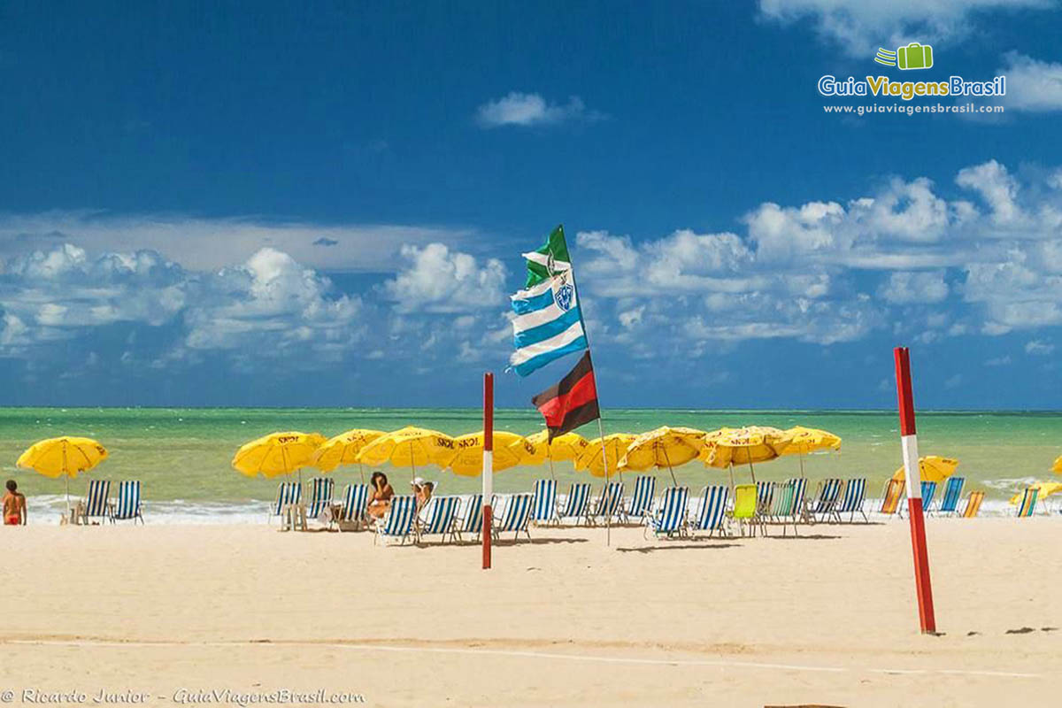 Imagem de cadeiras e guarda sol amarelos nas areias da linda Praia Boa Viagem.