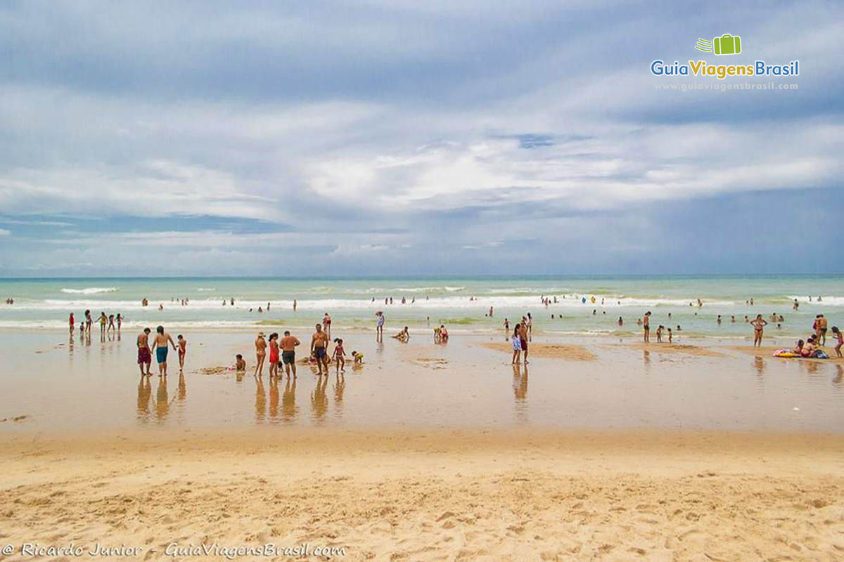 Imagem de vários banhistas no mar da Praia do Futuro.