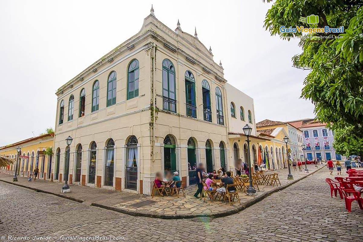 Imagem de um casarão de esquina que é um bar em São Luís.