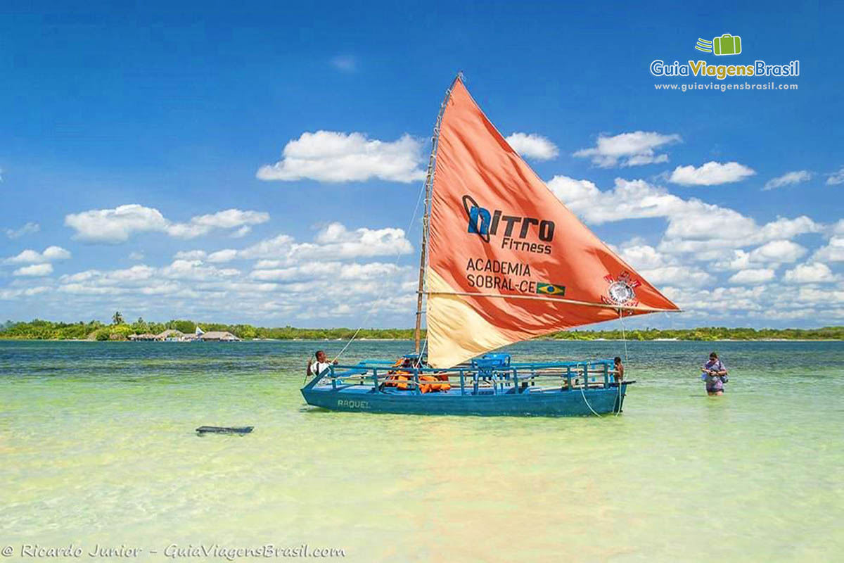 Imagem de um barco a vela que leva turistas para passeio na Lagoa Azul.