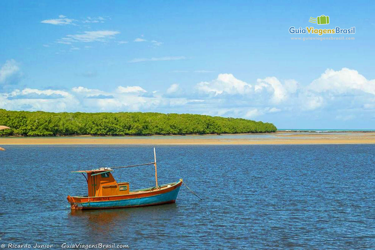 Imagem de um belo barco colorido na Praia Santo André.