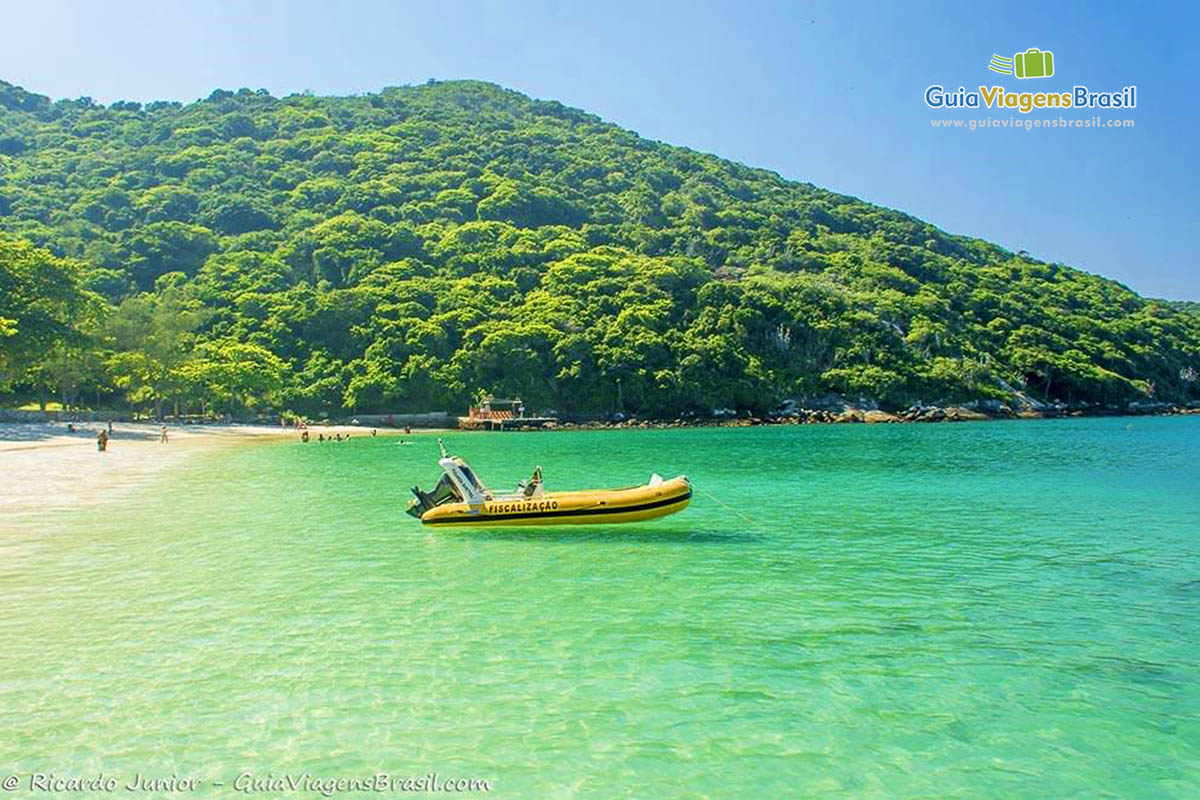 Imagem do bote da fiscalização na praia.