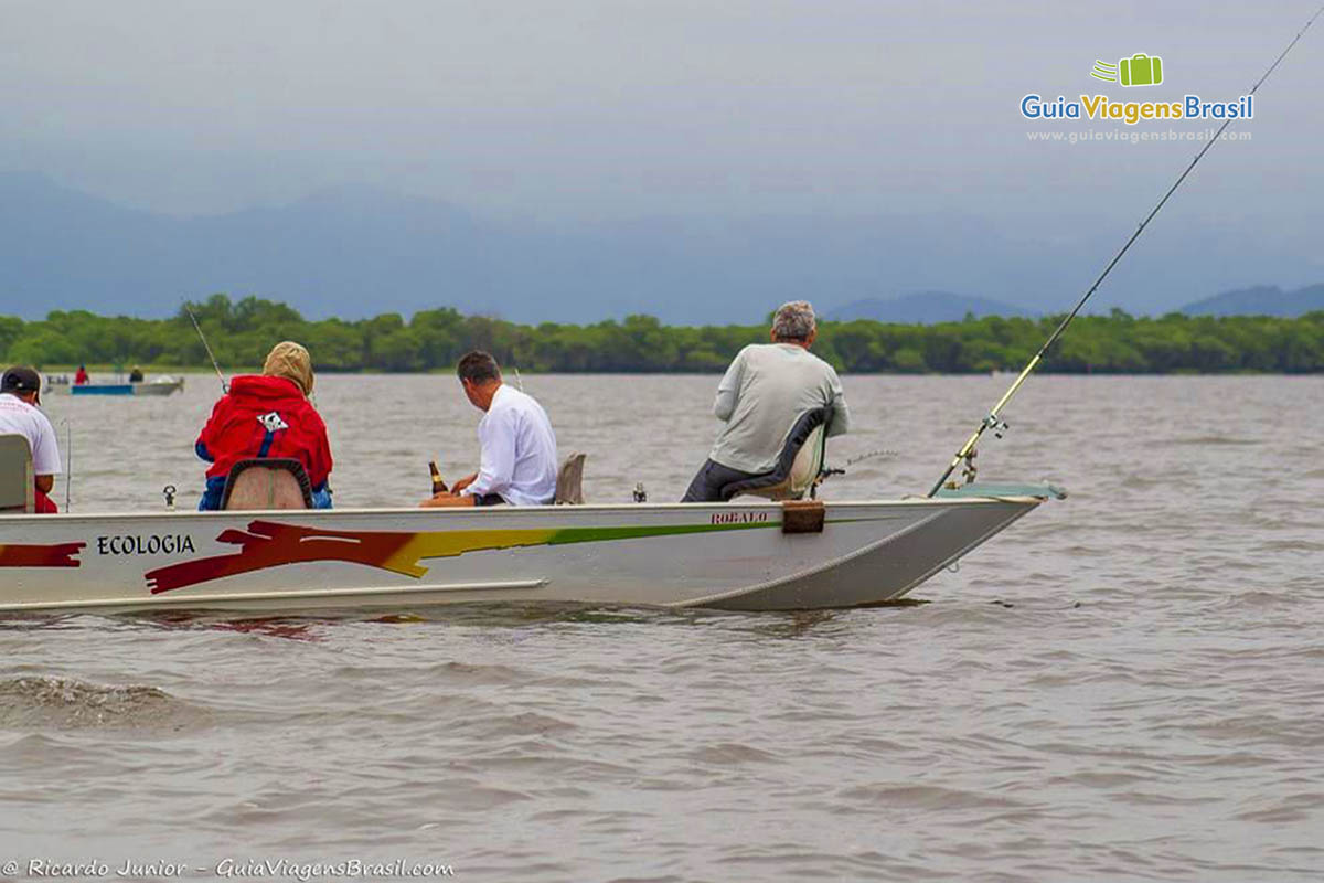 Imagem de pescadores concentrados no barco.