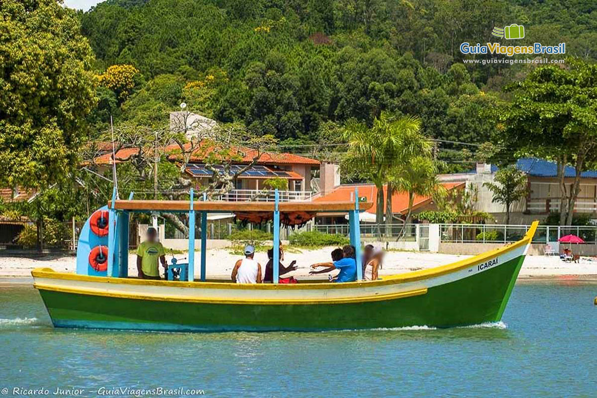 Imagem de turista em um simples barco de passeio.