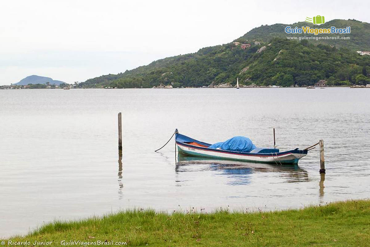 Imagem barco de pescador na Lagoa da Conceição.