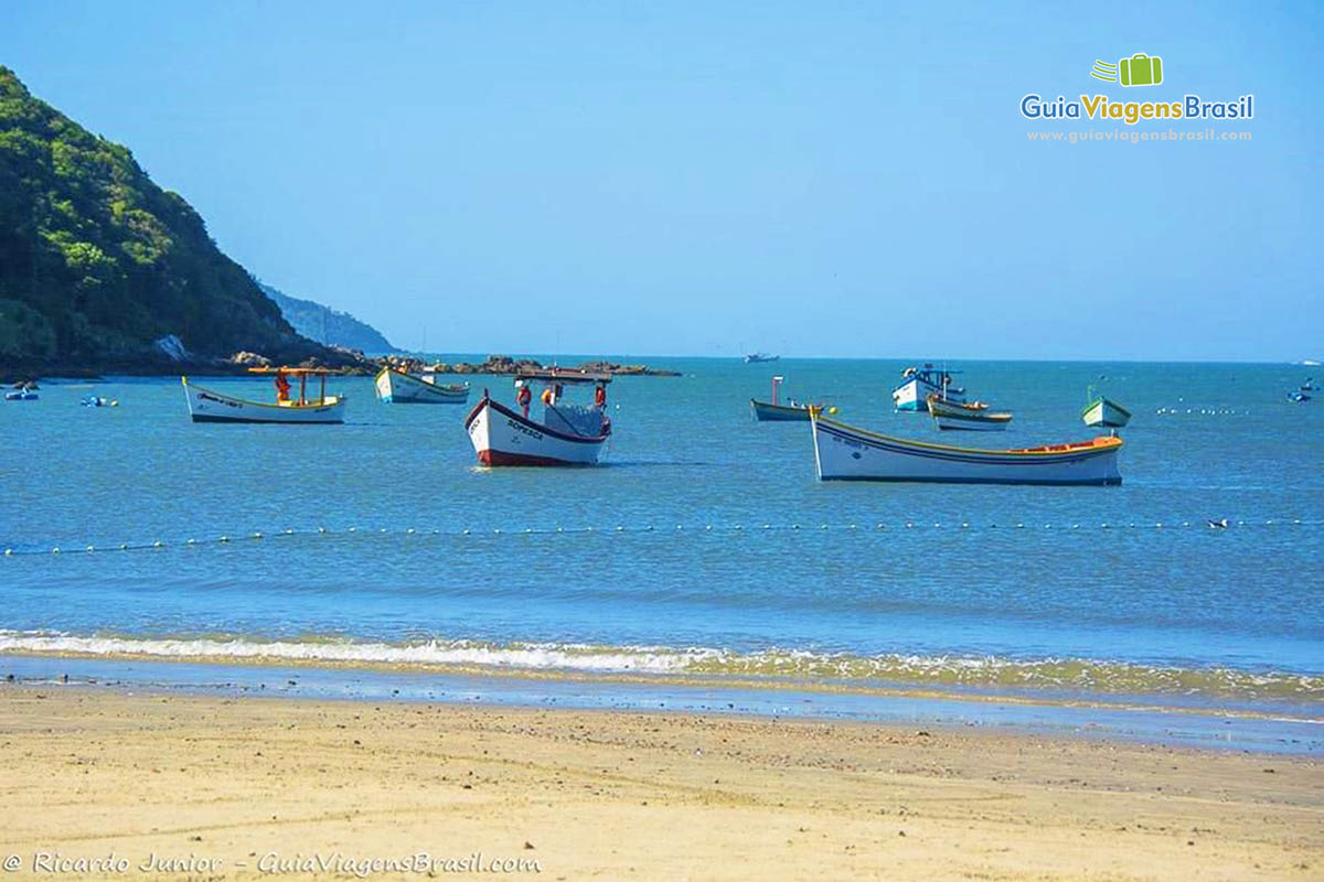 Imagem de barcos que estão no mar da Praia Pantano do Sul.