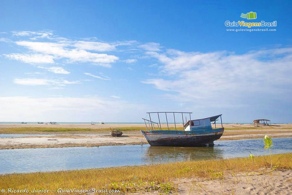 Imagem de barco de pescador na piscina natural que se forma em Canoa Quebrada.