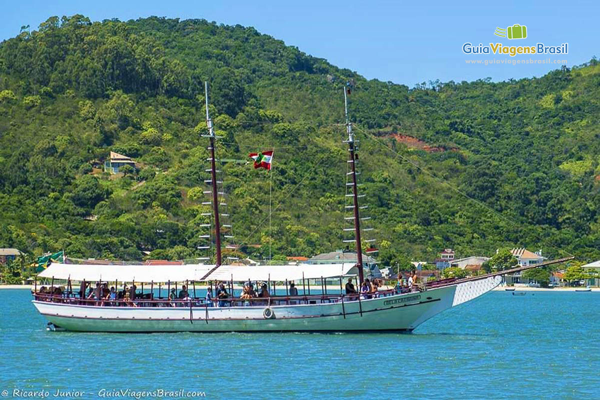 Imagem de grande barco de passeio.