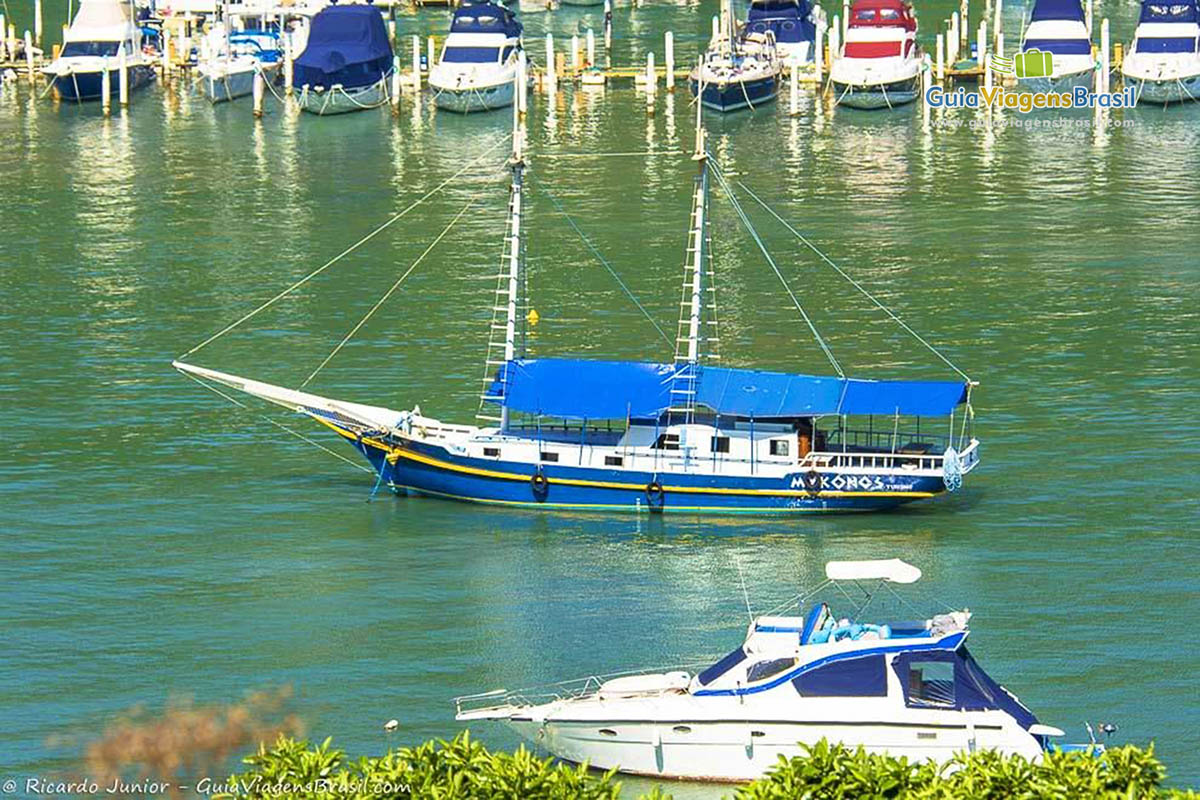 Imagem de um lindo barco de passeio no mar.