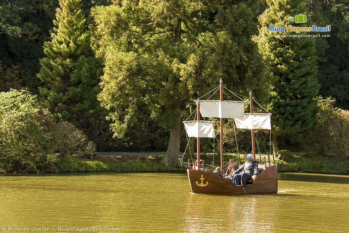 Imagem de um mini barco nas águas do Lago.