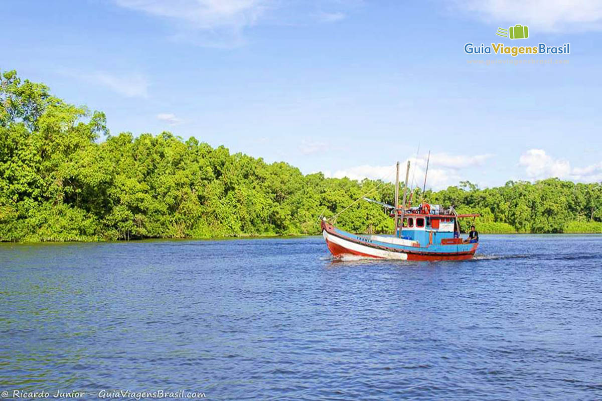 Imagem de barco de pescador nas navegando nas águas do Circuito Cabure.