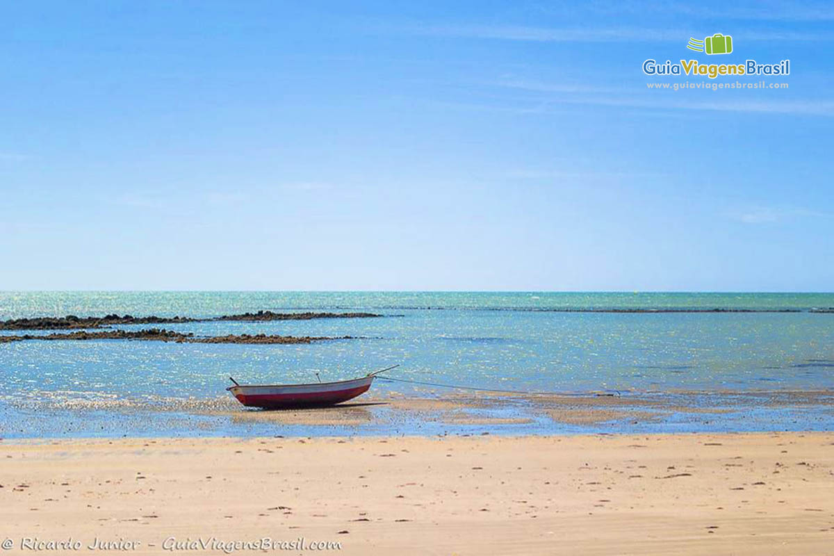 Imagem de barco de pescador na Praia Carnaubinhas.