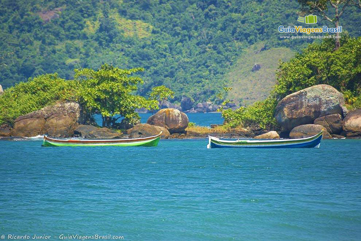 Imagem de dois barcos de pescadores no azul maravilhoso da Praia de Castelhanos.