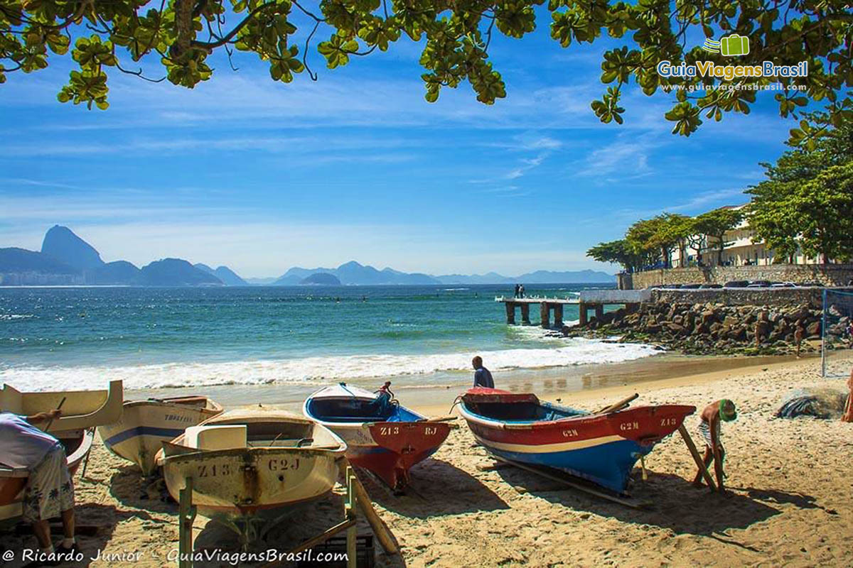 Imagem de barco de pescador nas areias da Praia de Copacabana.