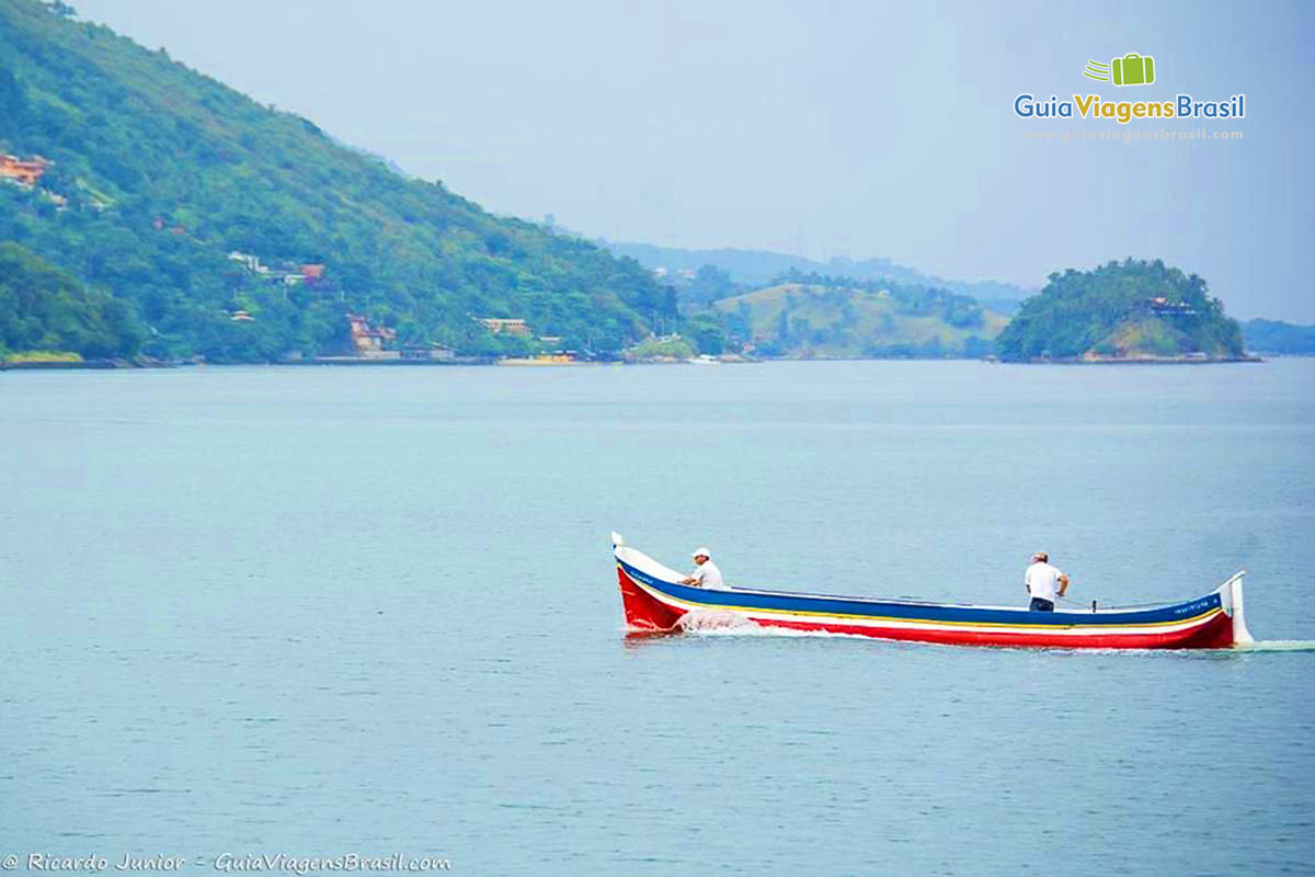 Imagem de barco com dois pescadores no mar em Ilhabela.